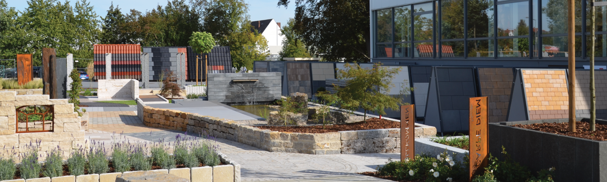 Terrassenarrangement in der Outdoor-Ausstellung 